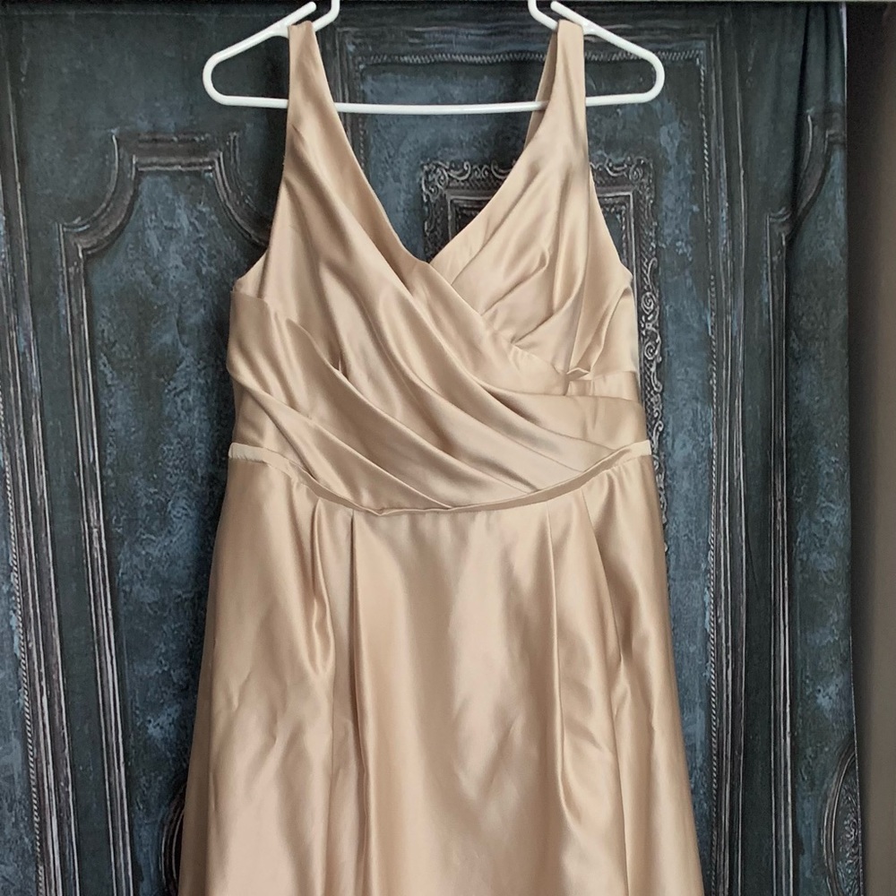 David’s bridal champagne bridesmaid dress. Size 16 HAS POCKETS!